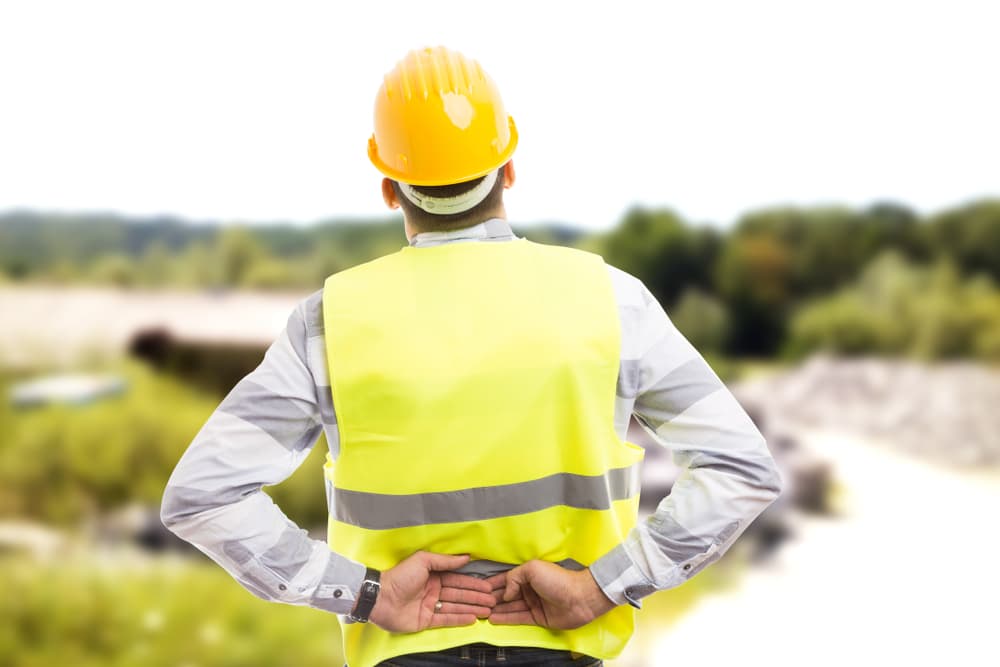 trabajador de la construcción reteniendo el dolor