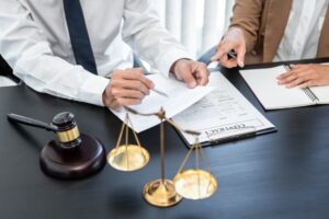 Empresaria y abogado consultan y realizan una reunión con el cliente en una firma de abogados en la oficina, concepto de servicios legales y jurídicos.