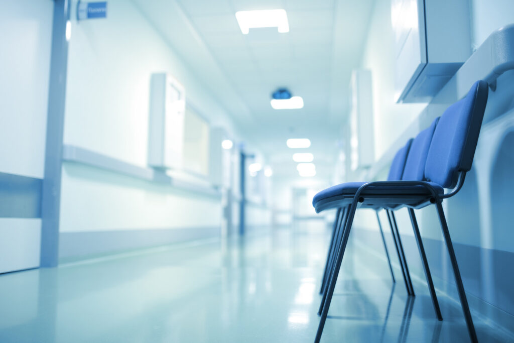 Una sala de espera de un hospital vacía, que simboliza la pérdida y las demandas por homicidio culposo que las familias de Bakersfield se ven obligadas a interponer tras un accidente mortal.