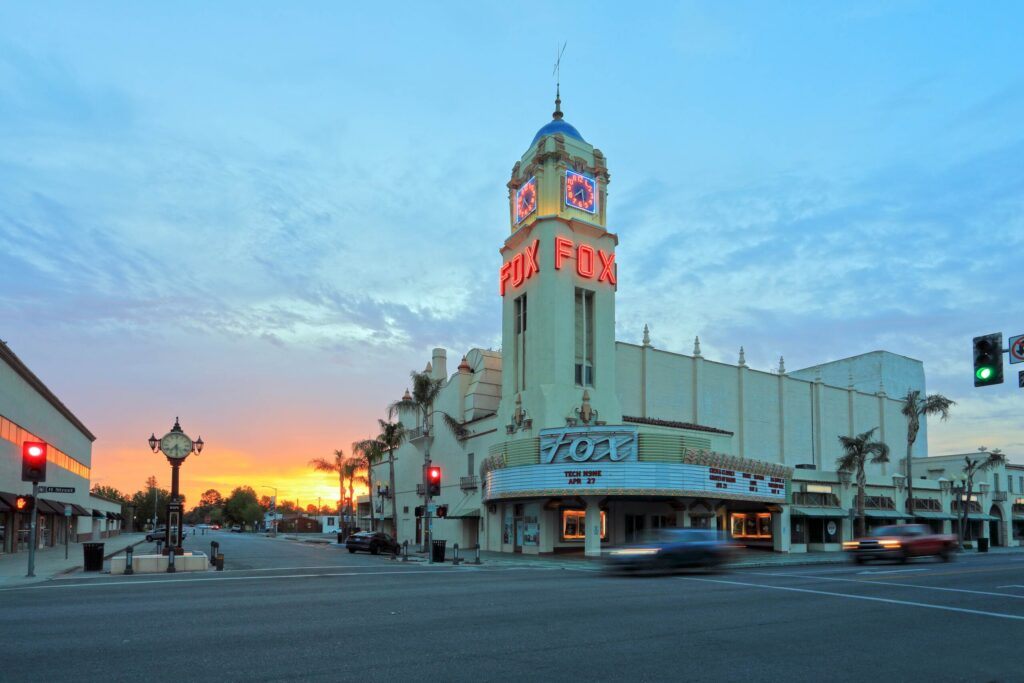 El histórico Fox Theater, en el centro de Bakersfield, al atardecer, como símbolo de la comunidad local a la que presta servicio Mickey Fine.
