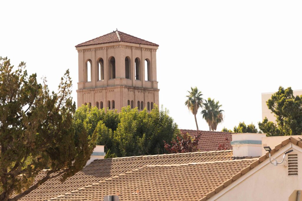 Una torre histórica que se eleva por encima de los árboles en Bakersfield, en representación de la comunidad local a la que prestan servicio los abogados especializados en accidentes de andamios.